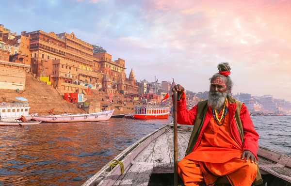 Sadhu sur une barque sur le Gange, en Inde