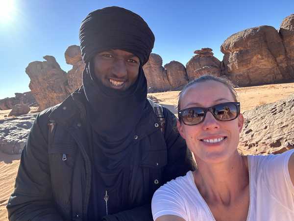 Selfie de Caroline et notre guide touareg dans le désert du Sahara en Algérie