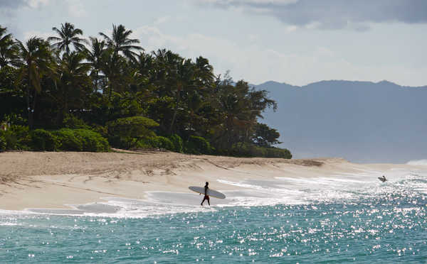 Surfeur sur une plage à Hawaï