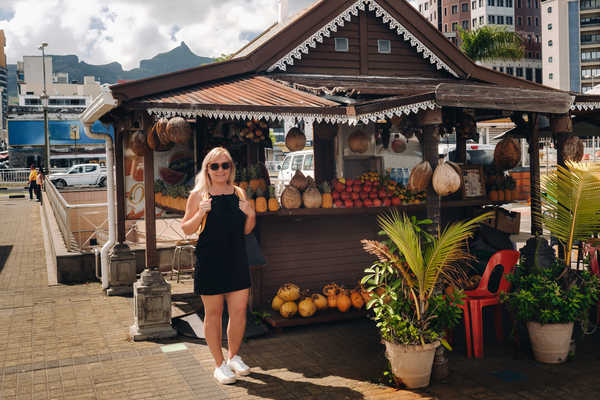 Touriste pendant un marché sur l'île Maurice à Port Louis