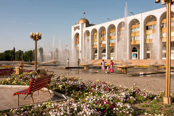 touristes sur la place Ala-Too, à Bichkek, au Kirghizistan.