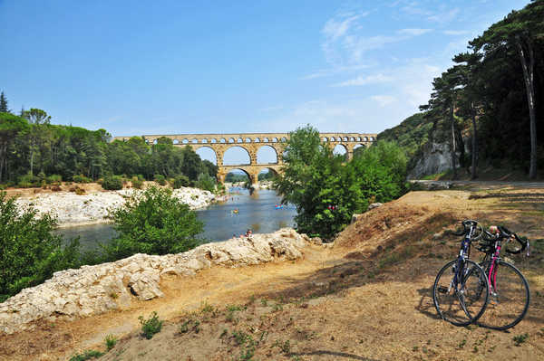 Vélos à l'arrêt devant le pont du Gard en Provence