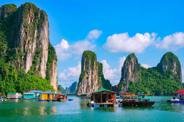 Village flottant dans la Baie d Halong au Vietnam