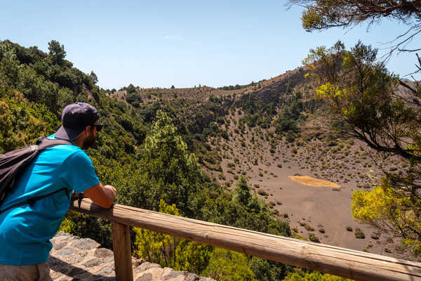 Voyageur observant le paysage de la Llania sur l'île d'El Hierro aux Canaries