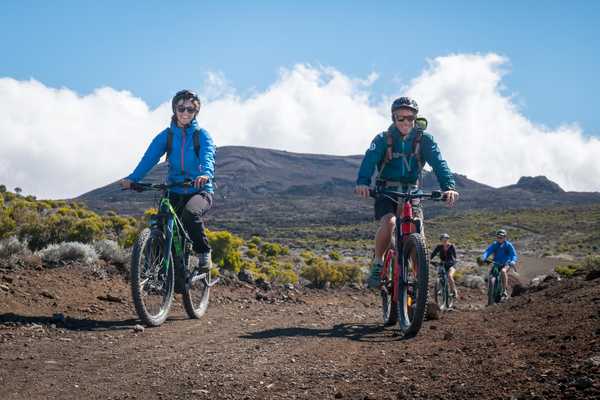 Voyageurs en VTT électrique à la Réunion
