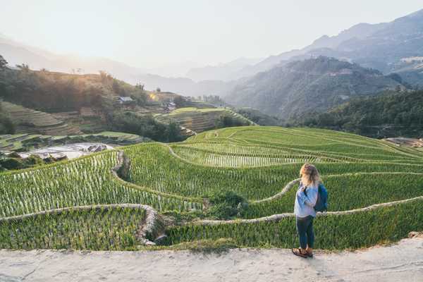 Voyageuse dans les rizières de Sapa, au Vietnam