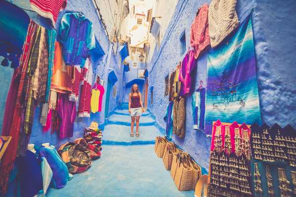 Voyageuse dans les ruelles de Chefchaouen, au Maroc