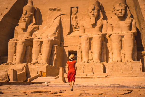 Voyageuse devant Le Grand temple d'Abou Simbel