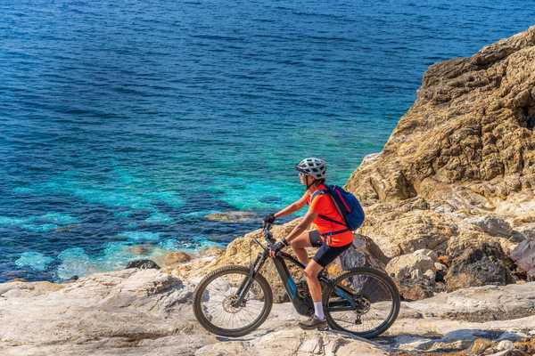 Voyageuse en vélo sur le littoral méditerranéen