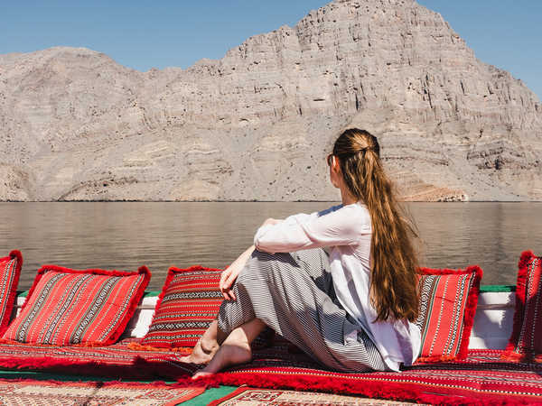 Voyageuse qui voyage en croisière et regarde le Fjord d'Oman