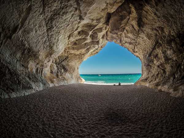 Vue de l'intérieur de la grotte Cala Luna en Sardaigne, Italie