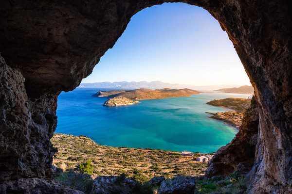Vue sur la baie de Spinalonga, en Crète, depuis une grotte