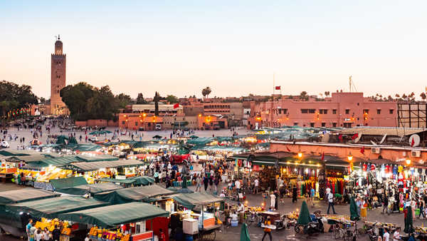 Vue sur la place Djemaa El-fna à Marrakech au Maroc
