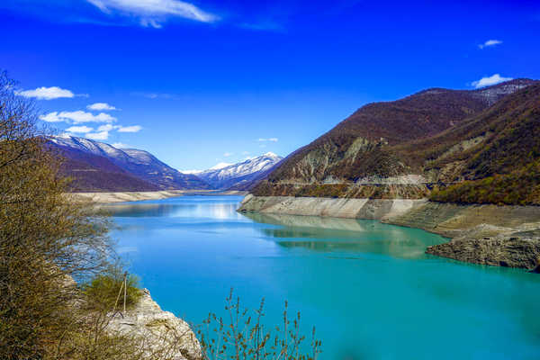 Vue sur le barrage d'Ingouri d'un bleu profond et le lac en Svanétie, Kakhétie, Géorgie