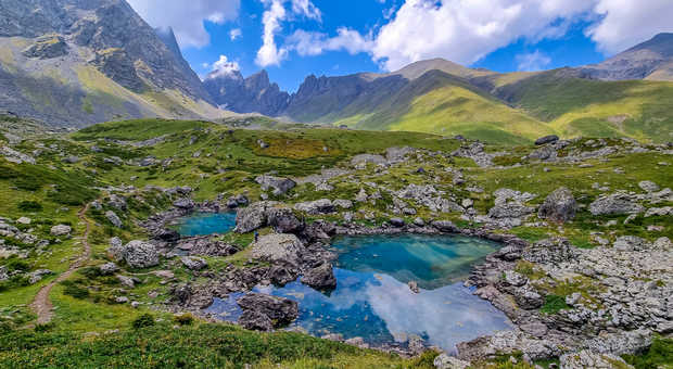 Chaîne de montagnes du Caucase en Géorgie, région de Kazbegi