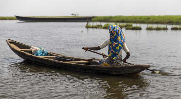 Double sens, voyage solidaire, vie locale, Bénin, locaux sur une pirogue