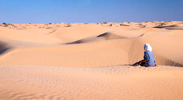 homme-local-dans-le-desert-grand-erg-oriental