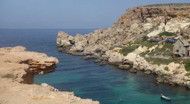 La mer turquoise et les rocher de la côte
