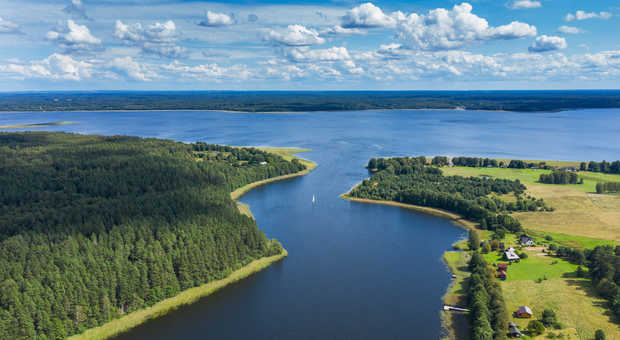 Lac Usma dans l’ouest de la Lettonie