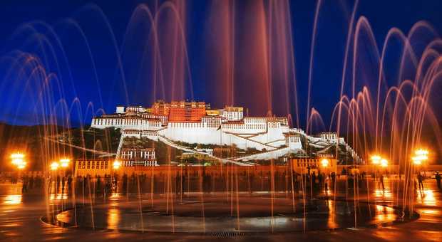 Palais du Potala de nuit à Lhassa au Tibet