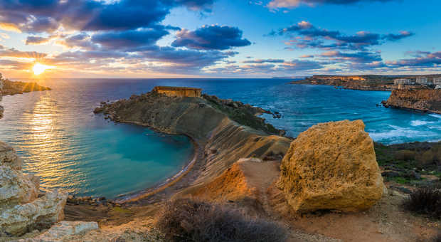 Panorama de la baie de Gnejna et de Golden Bay, à Malte au coucher du soleil  depuis Ta Lippija