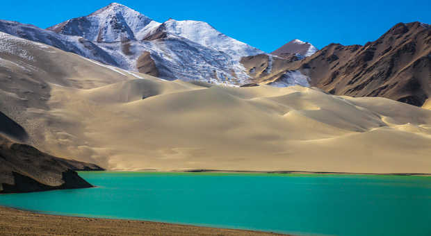 Panorama de la combinaison eau, désert et neige Karakorum Xinjiang Chine