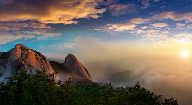Parc national Bukhansan avec nuages et brouillard au lever du soleil à Séoul Corée du Sud