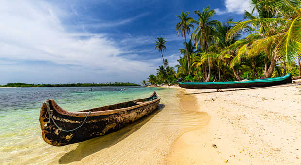 Pirogues sur une plage de l'archipel des San Blas au Panama