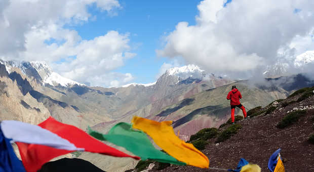 randonneur devant la vue sur la route de trekking de Wanla à Hinju, chaîne du Ladakh, Inde