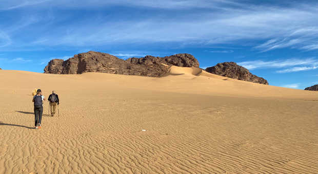 Randonneurs et guide touareg dans le désert du Sahara en Algérie entre Essendilène et Djanet