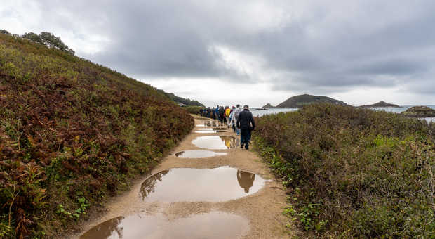 randonneurs sous la pluie sur l'île d'Herm, îles Anglo-Normandes
