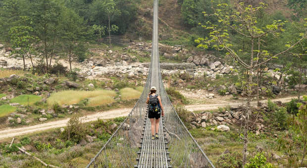 randonneuse sur un pont au Népal
