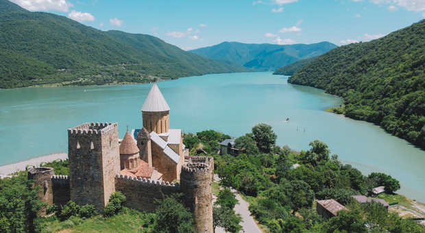 vue aérienne du château d'Ananouri en Géorgie
