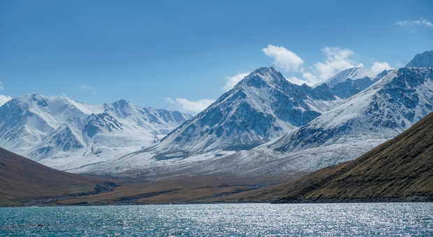 Vue du lac Kol Ukok dans la région de Naryn près de Kochkor au Kirghizistan