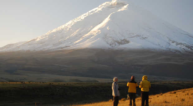 Randonneurs contemplant le volcan Cotopaxi, Equateur