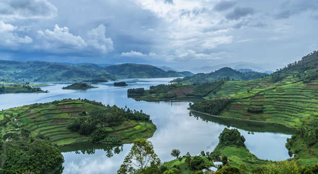 Vue panoramique sur le lac de Bunyonyi en Ouganda