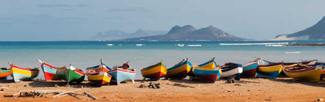 Barques de pêcheurs sur la plage de Mindelo