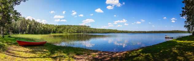 Canoë au bord d'un lac finlandais