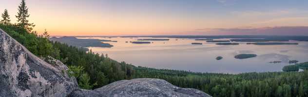 Coucher de soleil sur un lac finlandais, parc national, Koli