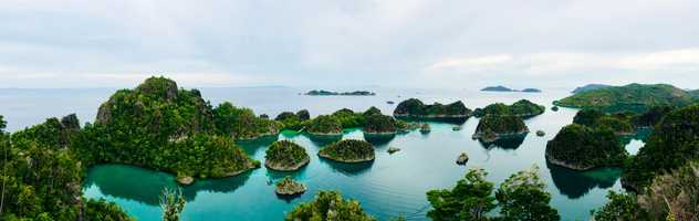 Décor unique des Raja Ampat : constellation d'îles vert tropical