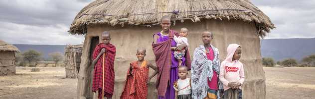 Famille Masaï devant leur maison