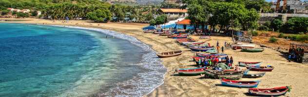 Plage et barques colorées sur l'île de Santiago
