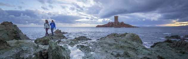 Randonnée en bord de mer devant l'île d'or à Esterel