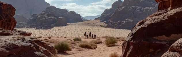 Randonneurs dans le désert du Wadi Rum en Jordanie