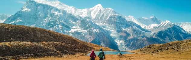 Trekkeurs devant la chaîne de l'Annapurna