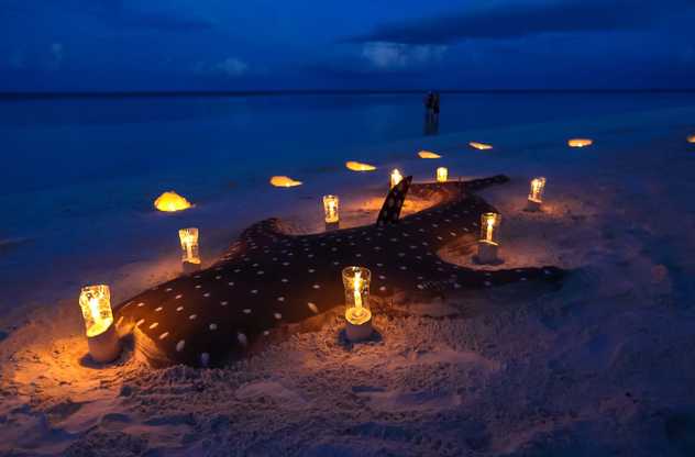 Barbecue féérique sur une île déserte aux Maldives