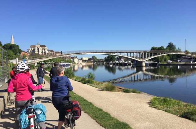 Cyclistes au bord de l'Yonne prennent une photo d'Auxerre