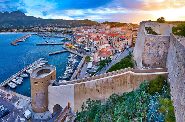 Le joli port de Calvi en Corse