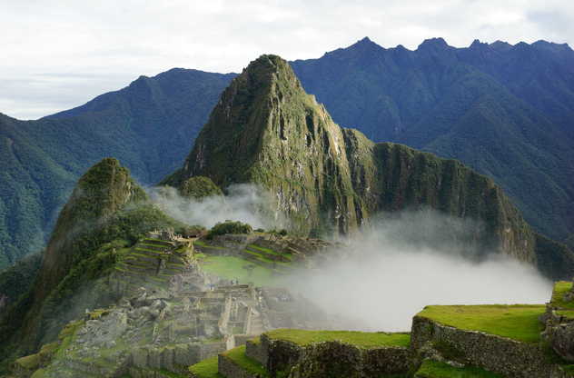 Le site inca du Machu Picchu dans la brume