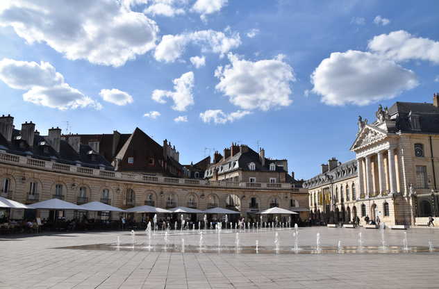 Place de la libération à Dijon avec les fontaines en premier plan